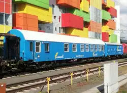 Salzburg Hbf., 16.10.2021: Zum  24-achsigen Schwerlastwagen gehörten auch ein Gerätewagen (Hbis  DB-Bauart 297 oder 299) und ein  Begleiterwagen, beide ebenfalls in Tschechien