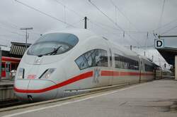 Hier fahren zwei ICE-3-Triebz�ge in den Bahnhof M�nchen-Pasing ein mit Fahrtrichtung M�nchen HBF.