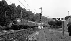 Diese sehr fotogenen Bahnhofsschilder standen damals noch an der s�dlichen Ausfahrt von Treuchtlingen.