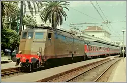 Die FS E 636 072 wartet mit einem Eilzug in San Remo auf die Weiterfahrt nach Ventimiglia.
