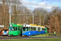 Zwei verwandte Schindler/BBC Wagen im Raum Basel: Links der Be 4/4 483 der Basler Verkehrsbetriebe, rechts der 1999 von zweiteiligem Be 4/6 zu dreiteiligem Be 4/8 verlängerte Wagen 259 der