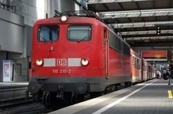 110 210-2 stand am 15.08.07 mit dem RE 4008 nach Leipzig HBF auf Gleis 25 des M�nchener HBFs.