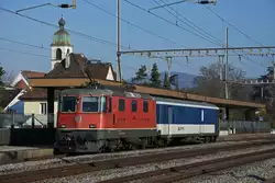 Gefängniszug, mit der Re 4/4 II 11193 und dem St 50 85 89-33 900-3 durchfährt den Bahnhof Rupperswil.
