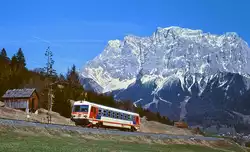 Vor der Kulisse des Zugspitzmassivs fährt der 5047 028-5 im März 1994 bei Lermoos nach Reutte