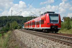 Nachschuss des 425 806-7, der hier am Kilometer 71,5 der Filsbahn zu sehen ist.