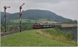 Die Diesellok 211 041-9 (92 80 1211 041-9 D-NeSA) hat mit ihrem 