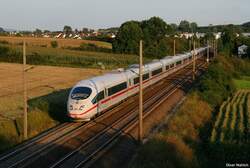 Aus N�rnberg kommend verl�sst eine ICE3-Doppelgarnitur den Bahnhof Siegelsdorf in Richtung W�rzburg.