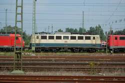 140 423-5, die letzte noch im Betrieb befindliche Lok in ozeanblau/beige in Deutschland, stand am 27.08.07 abgeb�gelt im Karlsruhe GBF.