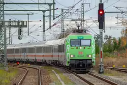 DEVK Werbelok 101 005 mit dem verspäteten IC 2212 in Bergen auf Rügen vor dem Bahnsteig.