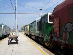 Links ein Regionalexpress gezogen von E 464.092 und rechts ein G�terzug von DB Railion gezogen von Baureihe E 189 999FM mit Baureihe DE 520-16 FM  - (welche mitgezogen wurde.)
