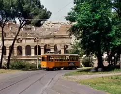 Das beste Straßenbahnmotiv der Welt, ein uralter Wagen der Straßenbahn Rom vor dem Colosseum.