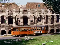 Das einprägsamste Straßenbahnerlebnis, das ich im Leben hatte, fand genau hier statt, vor dem Colosseum der Stadt Rom, als mir ein römischer Straßenbahnwagen der Serie 2000