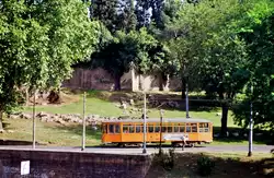Straßenbahnwagen der Stadt Rom (MRS Serie 2000) am Berg vor dem Colosseum.