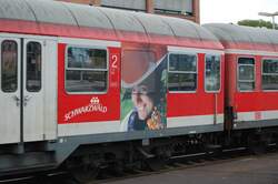 Meiner Meinung nach weckt das h�bsche Fr�ulein interesse am Schwarzwald...^^ - Gesehen an einem 1./2.-Klasse Ex-Silberling der RegionalBahn aus Lahr (Schwarzwald), bei der Einfahrt in den Bahnhof