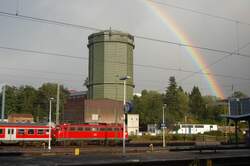 110 414-0 stand am 04.09.07 mit einer RegionalBahn-Garnitur der Relation Aalen-Donauw�rth im Aalener Bahnhof abgestellt, w�hrend sich nach einem hefigen Regenguss ein Regenbogen �ber sie spannte...^^
