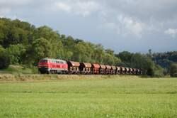 225 081-9 zog am 04.09.07 einen Schotterzug (Zugnummer: 63864) von Ulm Rbf nach Aalen, hier in der N�he von K�nigsbronn, an der Brenzbahn aufgenommen.