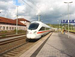 Einfahrt ICE 184 (BR411 083 Oberursel(Taunus) Tw1183) in Rottweil am 5.9.07 und wer steht da am Bahnsteigende?? Viele Gr��e an Phillip Fahrenbruch
