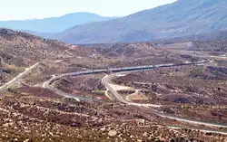 Modelleisenbahn? Nein, sehr spektakuläre Linienführung am Cajon Pass: Uebersicht über den südlichen, obersten Teil des Cajon Passes, aufgenommen von einem Parkplatz vom