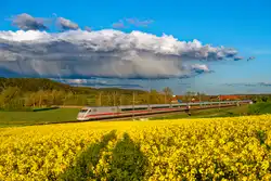 Im letzten Licht des Tages passiert ICE 883 (Hamburg-Altona - München Hbf) Lehrberg und erreicht in Kürze Ansbach, 22.05.2021