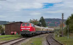 218 451 mit einem Sonderzug für Filmaufnahmen im Bf Fützen 17.10.24.