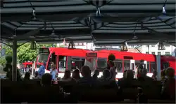 Eine Pizzeria für den Straßenbahnfreund -     Die zentrale Straßenbahnhaltestelle Anger in Erfurt direkt beim Italiener.