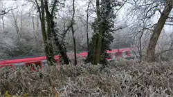 Was Rotes rauscht durchs Unterholz -     Ein Zug der S-Bahnlinie S2 im Remstal bei Kernen-Rommelshausen.