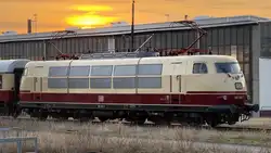 Auf dem Abstellgleis des Zwickauer Hauptbahnhofs steht sie still und stolz – die Baureihe 103, einst das Aushängeschild des hochwertigen Fernverkehrs der Deutschen Bundesbahn.