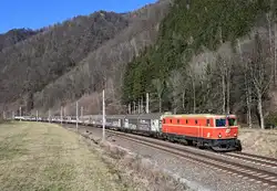 Die blutorange, bepflatschte 1144.40 traktionierte Anfang März 2025 den SDG 91815 von Bruck an der Mur Frachtenbahnhof nach Graz Verschiebebahnhof und wurde dabei von mir nahe der 1967