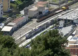 Regionalzug in Doppeltraktion wartet im Bahnhof Cefalu auf den nächsten Einsatz, gesehen vom Castello di Cefalu auf dem Hausberg der Stadt.