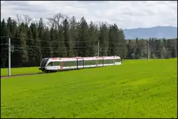 Alles ist nun Grün in der Südweststeiermark , zum Glück nicht Politisch :-) Ein GTW 2/8 am Weg nach Graz bei Hollenegg 17.4.2025 