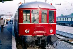 Museumsfahrzeug ET 25 015a mit früherer runder Kopfform am 23.10.1988 auf einer kleinen Ausstellung im Hbf, Stuttgart.