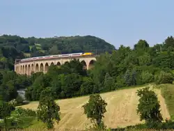 Ein IC von Berlin nach Amsterdam ist wegen Bauarbeiten auf dem Umleitungsweg über Altenbeken unterwegs und fährt über den großen Viadukt in Altenbeken.