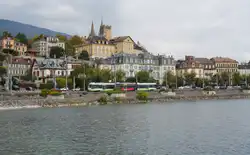 Am 10.10.2025 ist der Be 4/8 032 zwischen der Endhaltestelle am Place Pury und der Haltestelle Evole in Richtung Boudry unterwegs