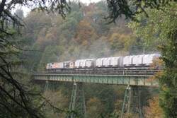V330.3 schiebt einen schweren Kalkzug �ber das Krocksteinviadukt; 08.10.2007