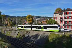 Der ABe 4/8 9 hat am 10.10.2025 soeben den Bahnhof von La Chaux-de-Fonds verlassen und beginnt seine Fahrt nach Les Ponts-de-Martel, im Vordergrund die Normalspurgleise nach Neuchatel und Biel