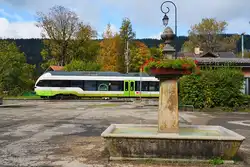 Am 06.10.2025 fährt der RABe 527 332 aus Motier in Richtung Buttes aus