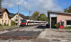 Stark zurückgebaut zeigt sich der Bahnhof Motier, als ein aus Neuchatel kommender RBDe 560 am 06.10.2025 eintrifft