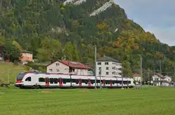 Am 06.10.2025 durchfährt um 16:37 Uhr ein RABe 522 mit einem RE 21 von Neuchatel nach Fleurier den Bahnhof Noiraigue.