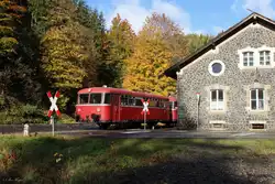 Gleich nach dem Bahnhof Nordhalben im bayerischen Oberfranken fährt neben dem dortigen Lokschuppen der 798 731 und der 998 744 am herbstlichen Morgen des 18.10.2025 in Richtung Steinwiesen.