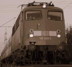 110 460-3 zieht am 07.10.07 eine abendliche RegionalBahn von Donauw�rth nach Aalen, hier bei Aalen-Hofen aufgenommen.