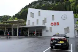 FELDKIRCH (Vorarlberg), 25.04.2025, Blick auf das Bahnhofsgebäude