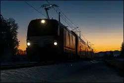 Mit dem ersten Morgenrot erreicht X4e 862 die Haltestelle St.Peter im Sulmtal .