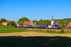 187 318 Raildox mit einem Kesselzug bei Gnötzheim Richtung Ansbach, 09.10.2021