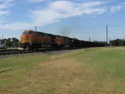 Die beiden BNSF Loks 7667 und 5088 ziehen einen G�terzug mit 109 (!!!) Wagen.