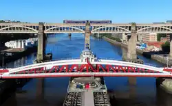 Kleiner Zug auf grosser Brücke: Scotrail überquert den Fluss Tyne in Newcastle.