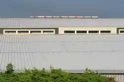 Modelleisenbahn auf dem Hausdach? Nein, dieser Güterzug fährt auf dem Viaduc de Caronte bei Martigues.