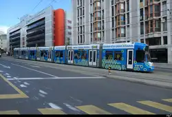 tpg - Tram Be 6/8 865 unterwegs in Genf am 29.03.2026