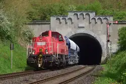 261 054-1 war Nachmittags mit dem rangieren in Kerkerbach fertig und brachte den vollen Kalkzug nach Limburg.
