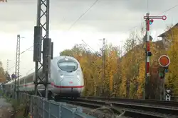 Ein ICE 3neo passiert am 3.11.2025 das ESig Großauheim.