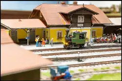 Wie damals präsentiert sich die Stainz 2 vor dem Bahnhof Stainz .